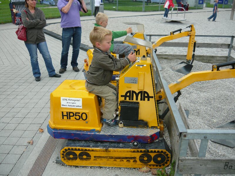 Kind auf Bagger